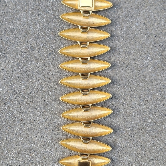 Vtg 1980s Monet Signed Gold Tone Chunky Bracelet - Picture 5 of 6